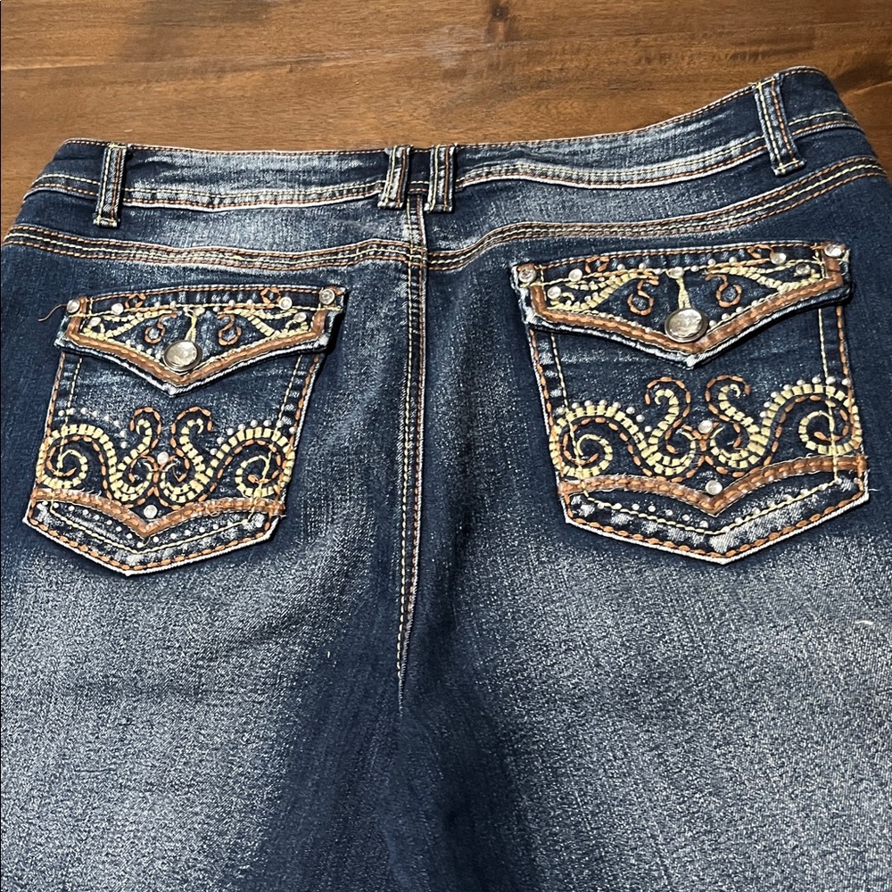 CATO  NWOT Classic Cuffed Capri Distressed Embelishment Jeans.  SIZE 16